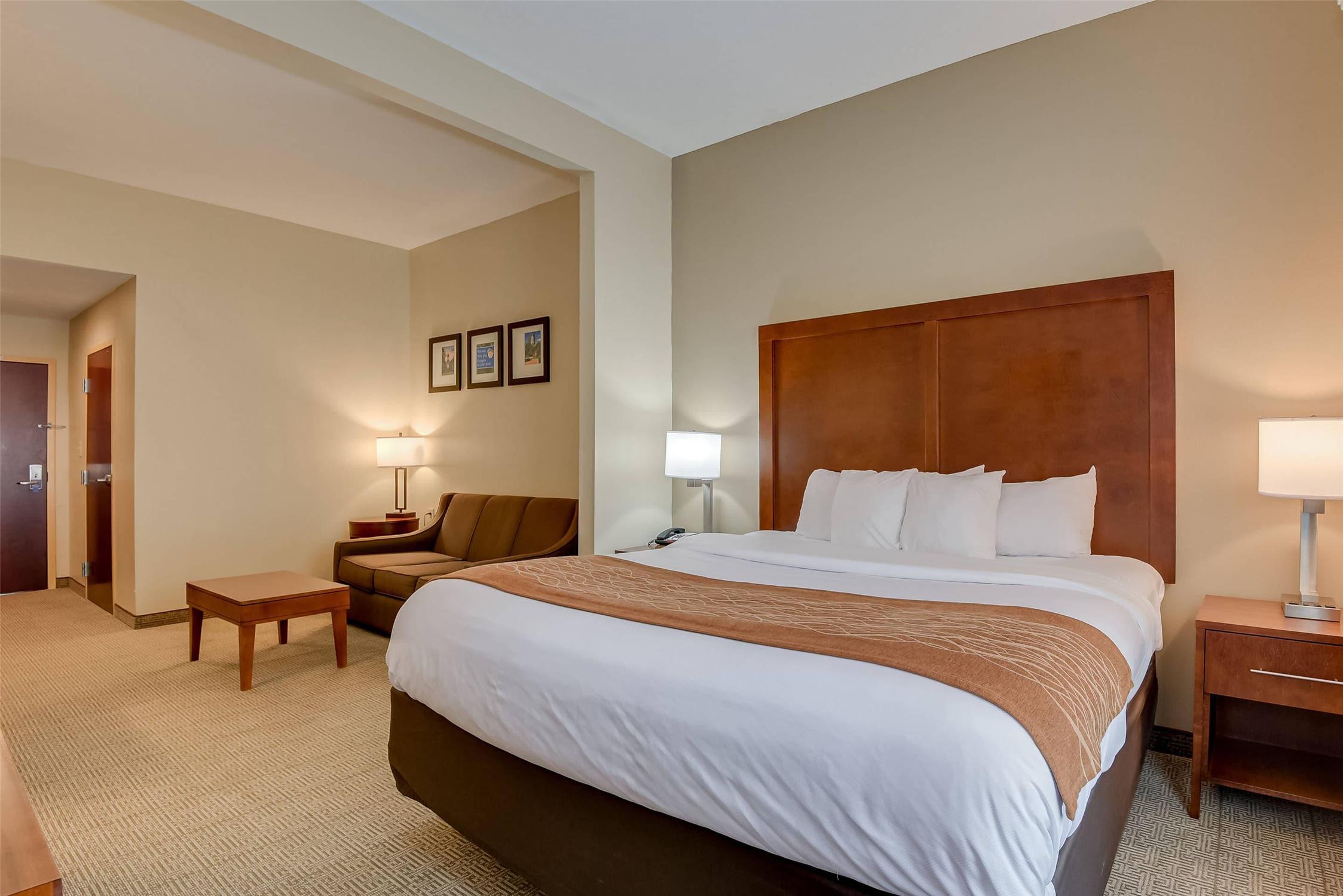 SUITE, KING BED