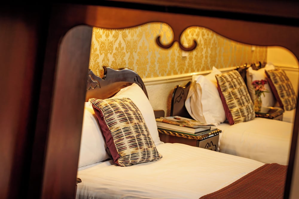CLUB HOUSE HOTEL 35/54