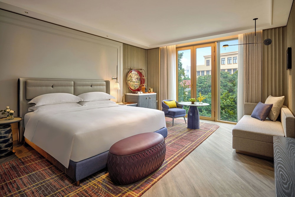 Fairmont Gold, King Bed