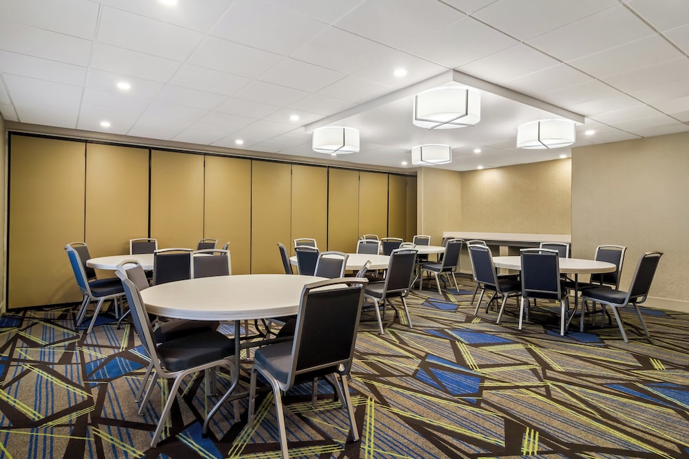 Holiday Inn Express & Suites Jacksonville SE- Med Ctr Area 46/55
