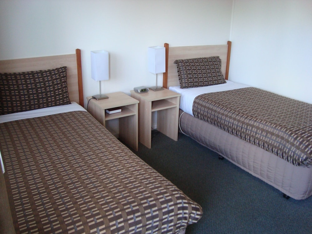 Beachcomber Motel And Apartments 6/63