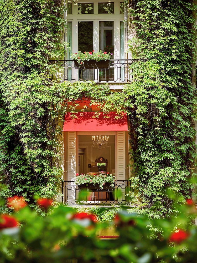 Hotel Plaza Athenee 76/79