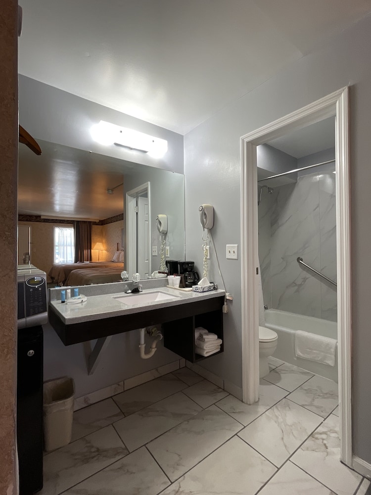 Economy Inn and Suites 48/68
