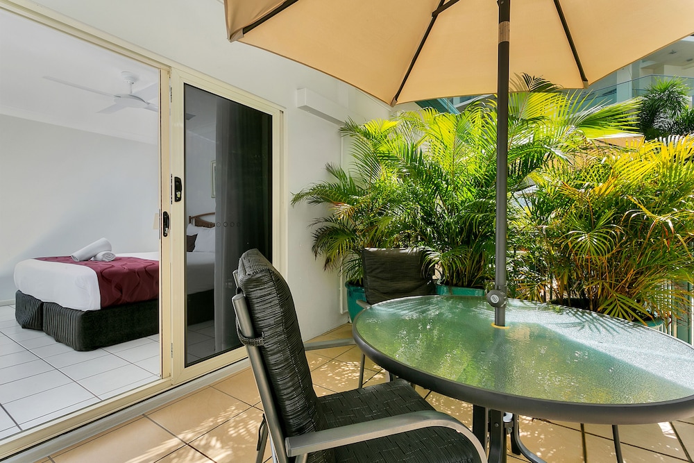 Beachfront Apartments On Trinity Beach 11/50