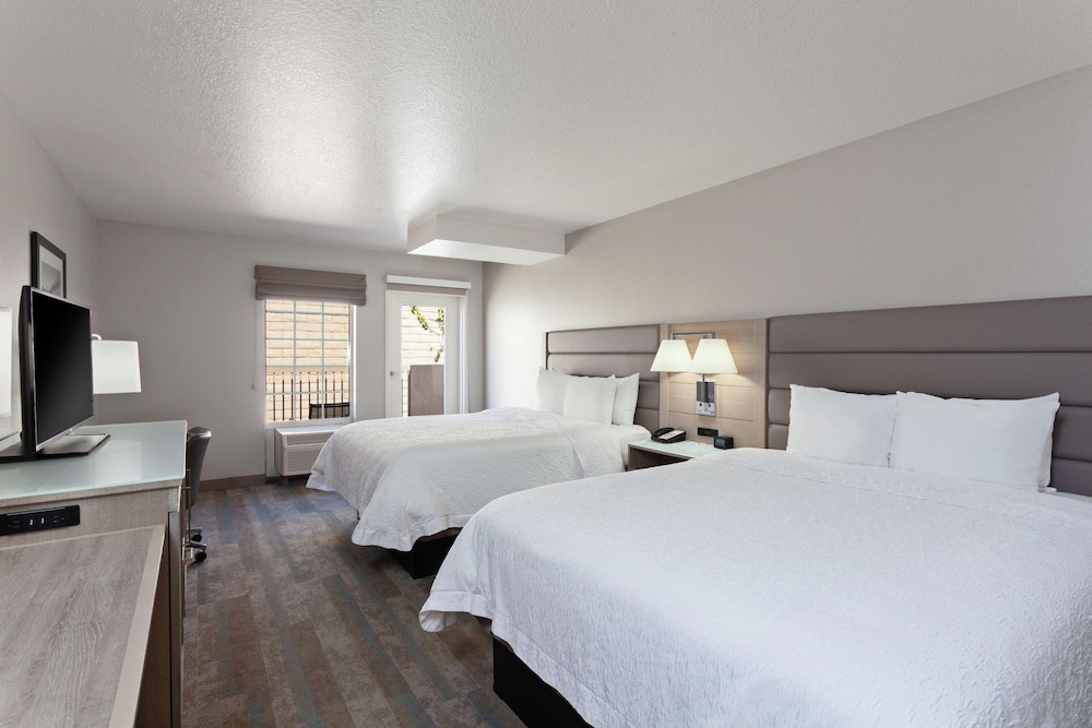 Hampton Inn and Suites Hermosa Beach 21/43