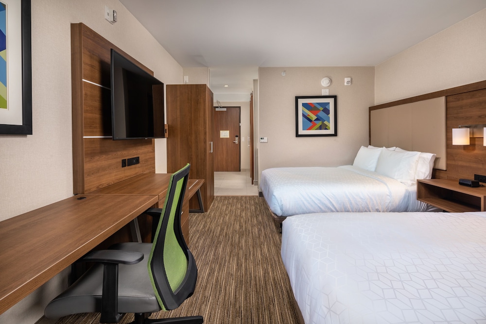 Holiday Inn Express and Suites Chatsworth 25/57