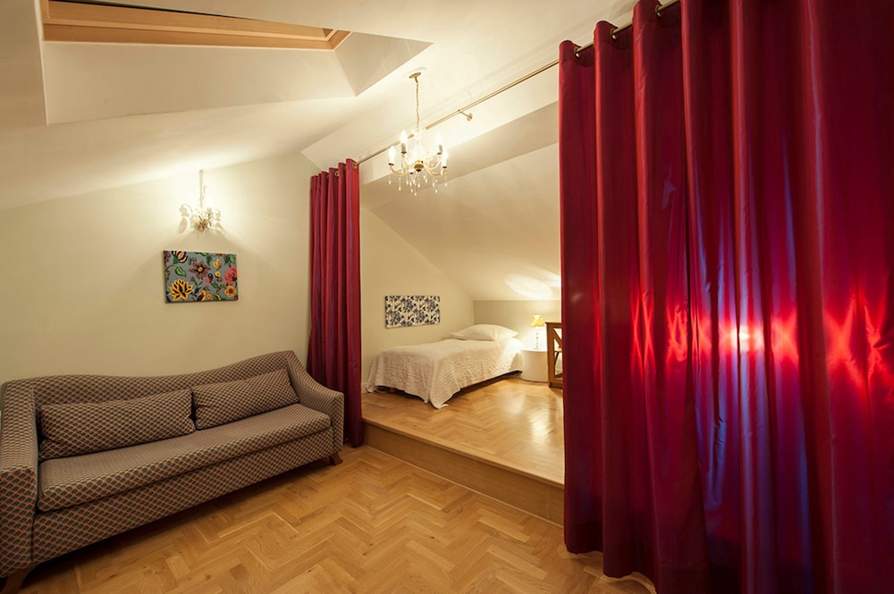 CRYSTAL SUITES CHEZ HELENA 50/64