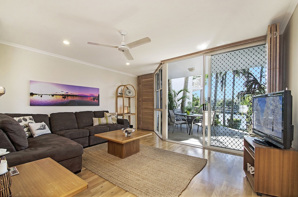 PORTSIDE NOOSA WATERS 15/31