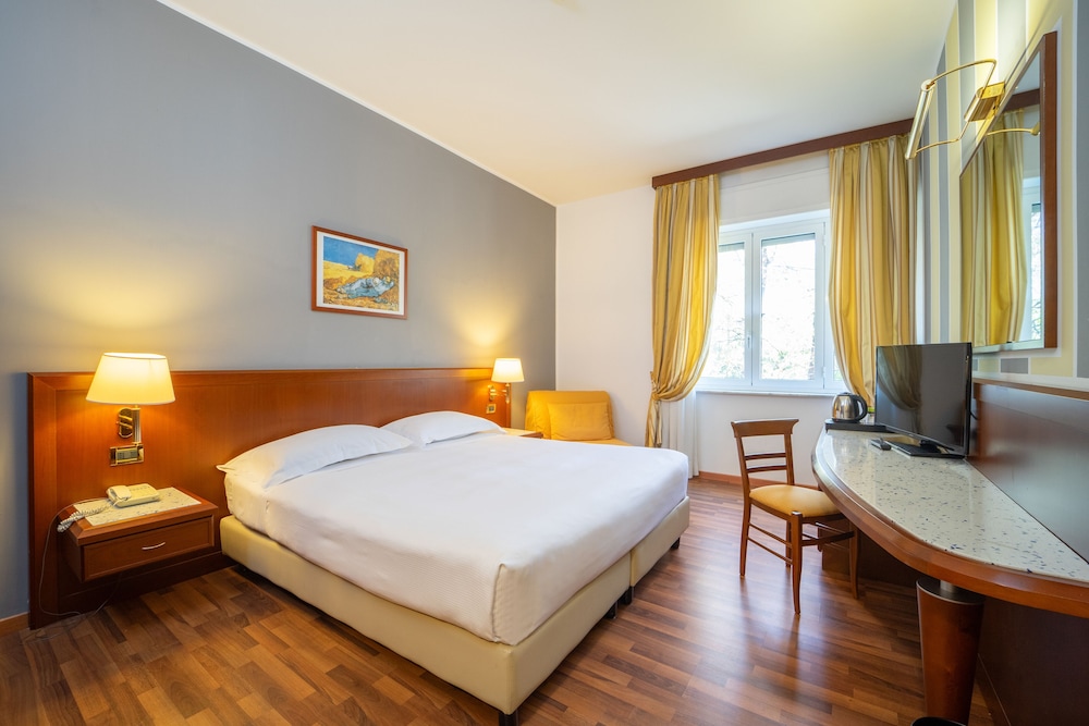 ROOM, DOUBLE OR TWIN BED