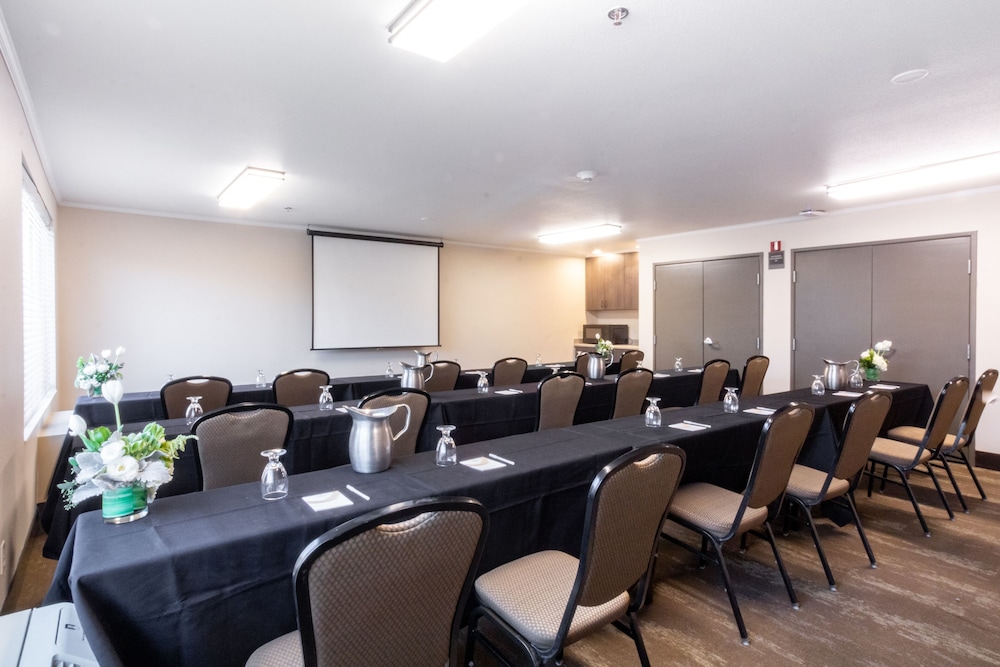 Oxford Suites Chico 51/56