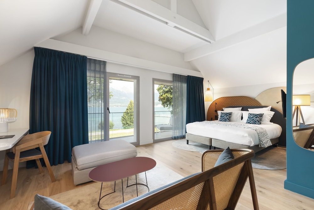 SIGNATURE, DOUBLE BED, LAKE VIEW