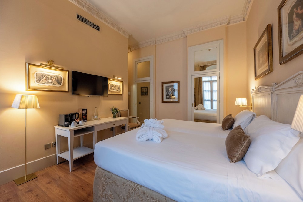 GRAND, DELUXE, BALCONY