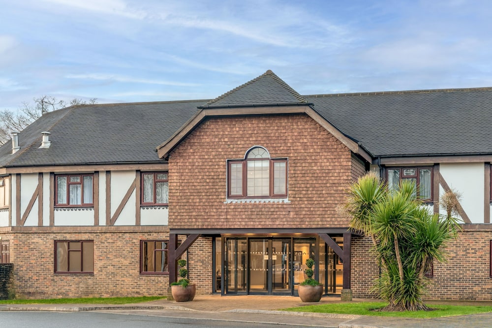 Elite Venue Selection Felbridge - Gatwick 1/75