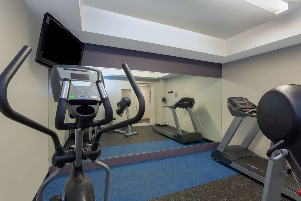 Microtel Inn and Suites by Wyndham Brooksville 23/53