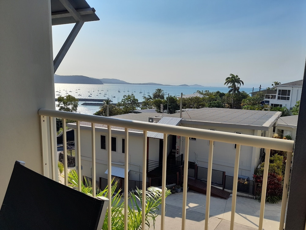 Airlie Apartments 2/78