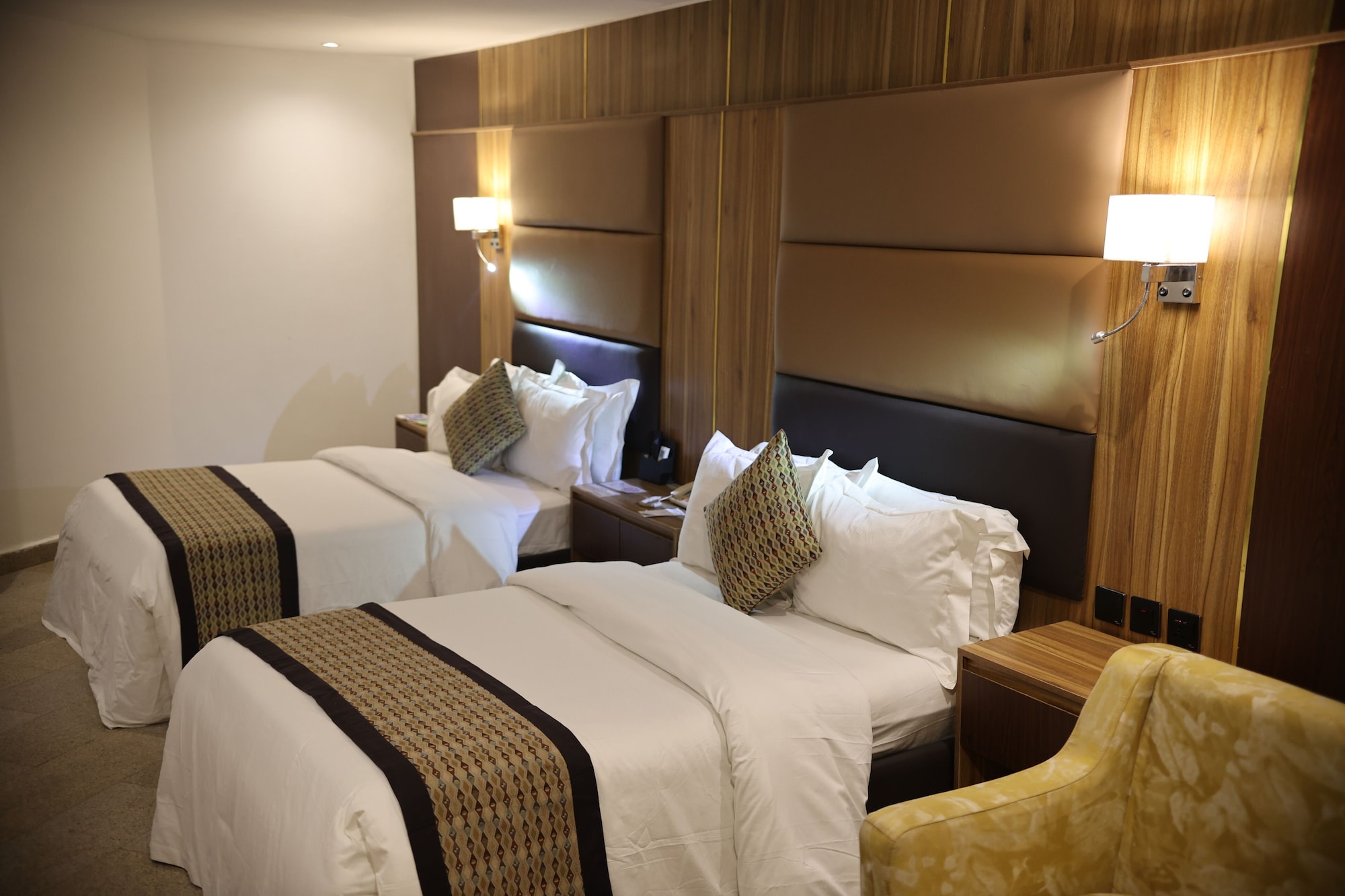 DELUXE, TWIN BEDS