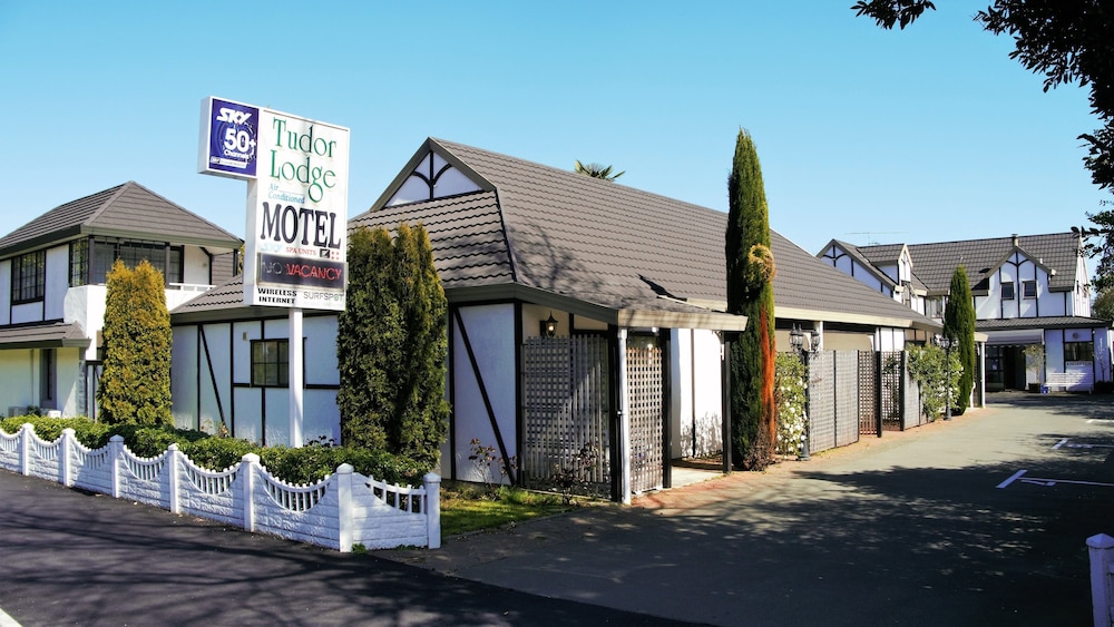 Tudor Lodge Motel 68/75