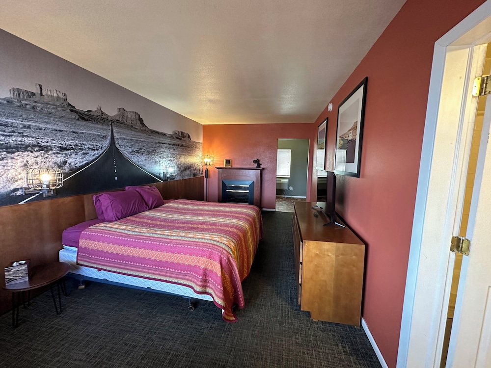 Efficiency, Suite, King Bed