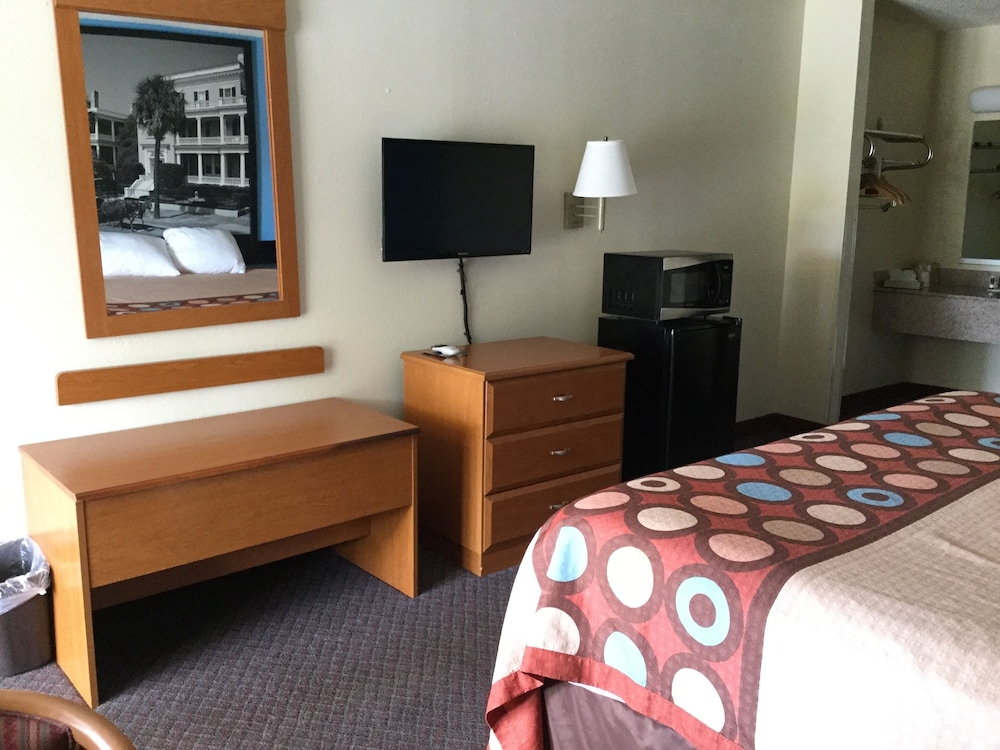 Super 8 by Wyndham Walterboro 6/16
