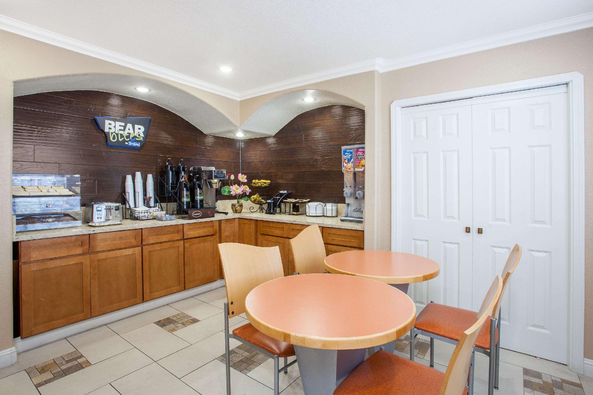 Travelodge By Wyndham Fresno Yosemite Area 12/13
