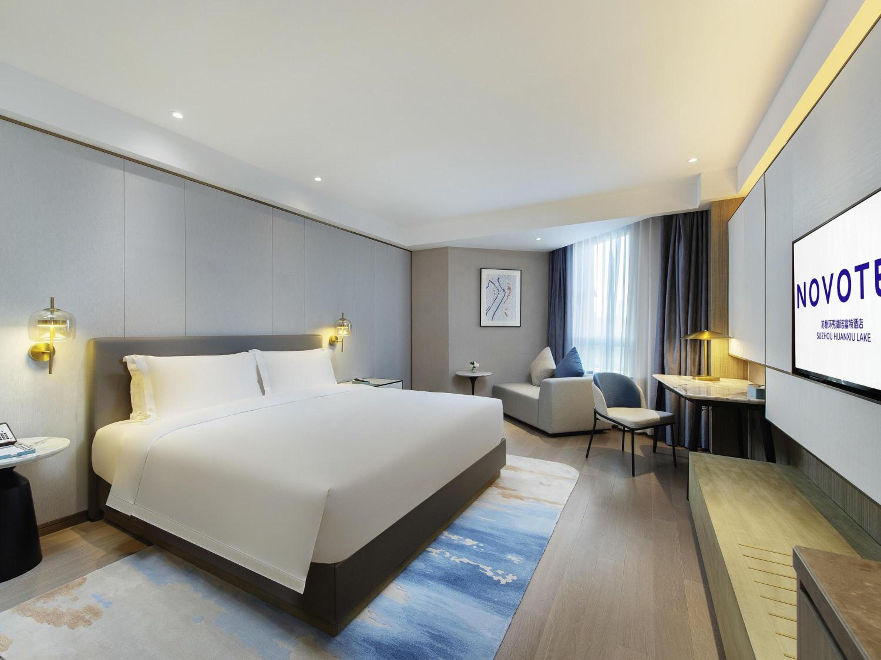 DELUXE, KING BED, CITY SIDE