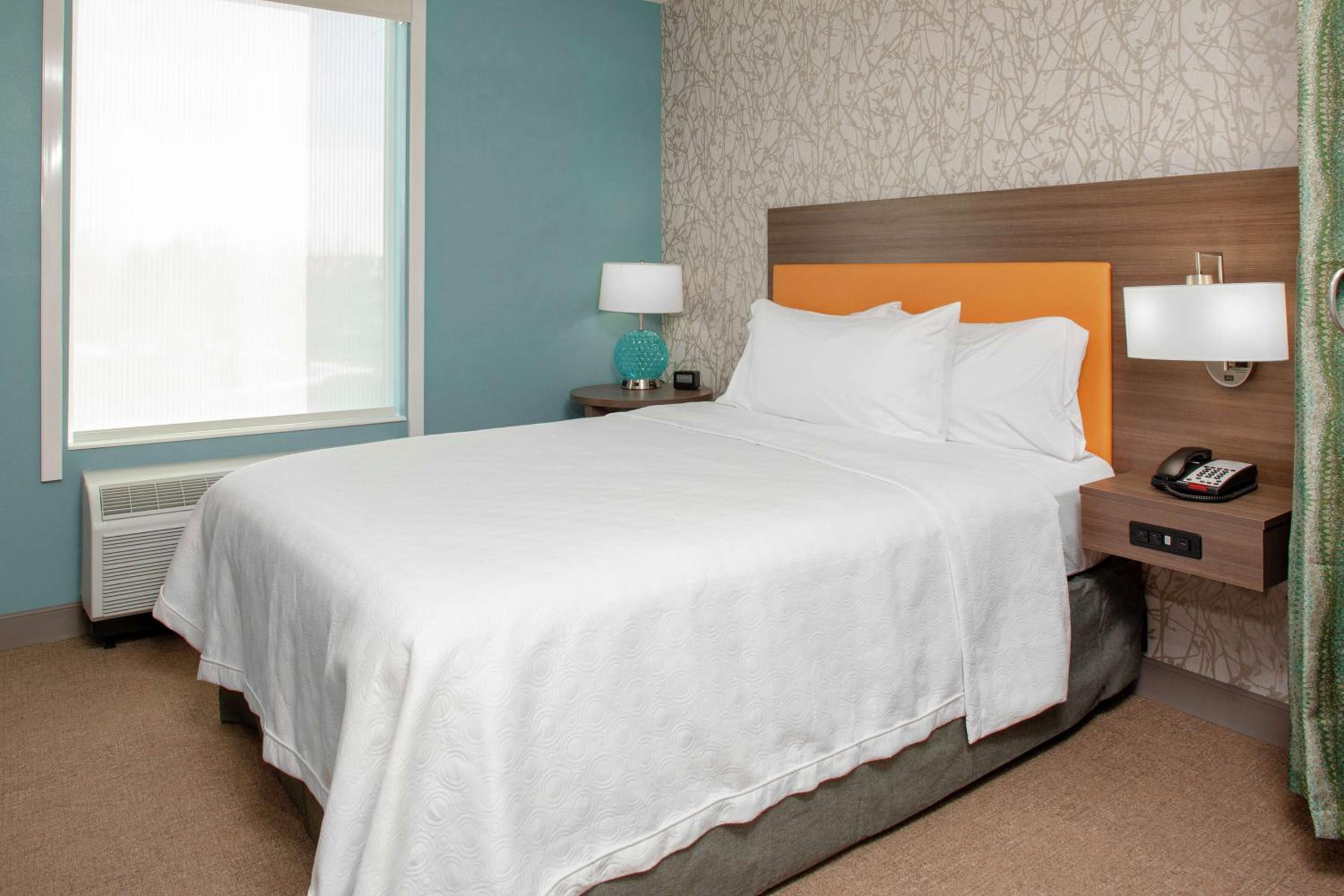 Studio, Queen Bed, Sofa, Accessible