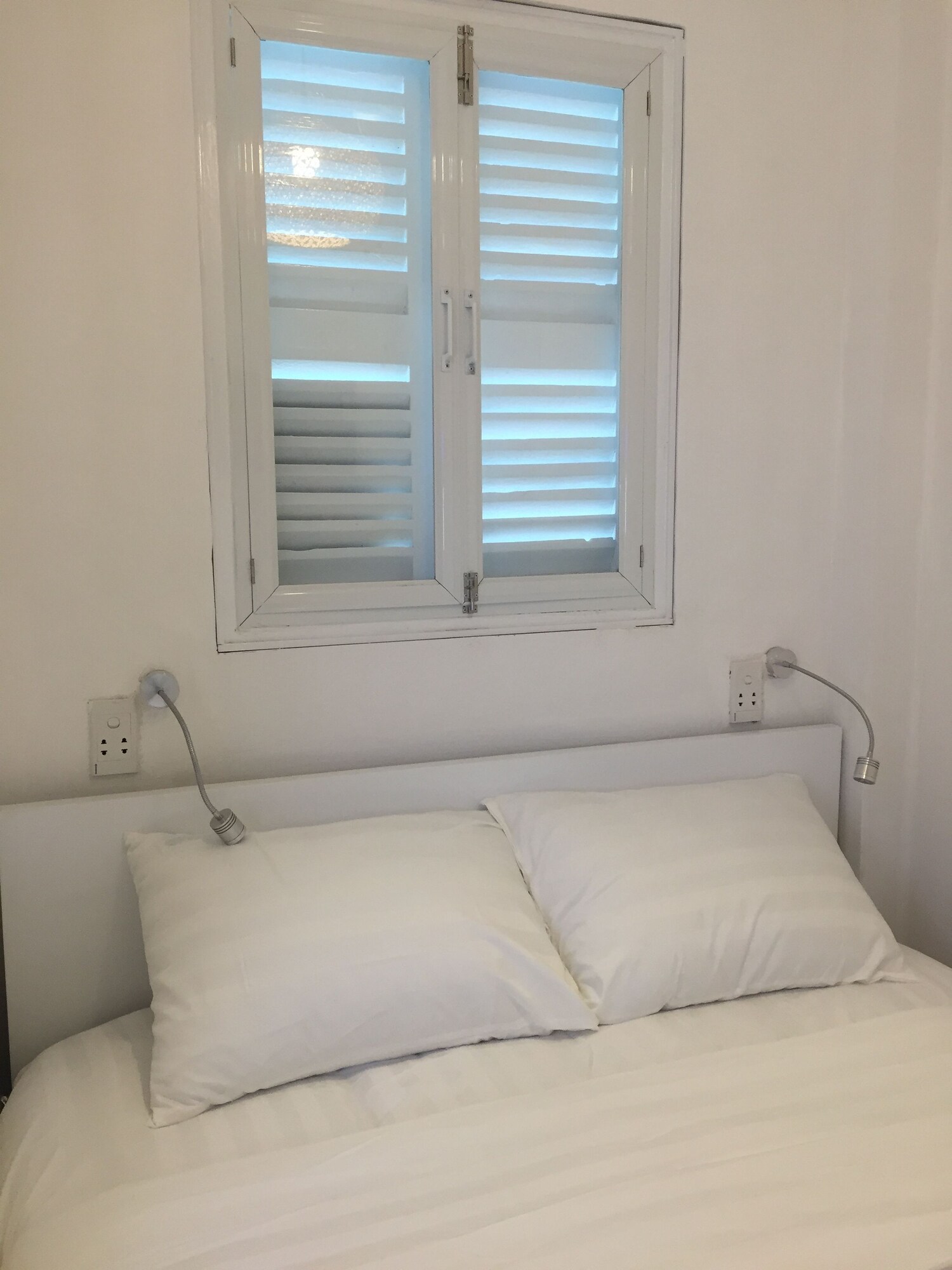 STANDARD, QUEEN BED