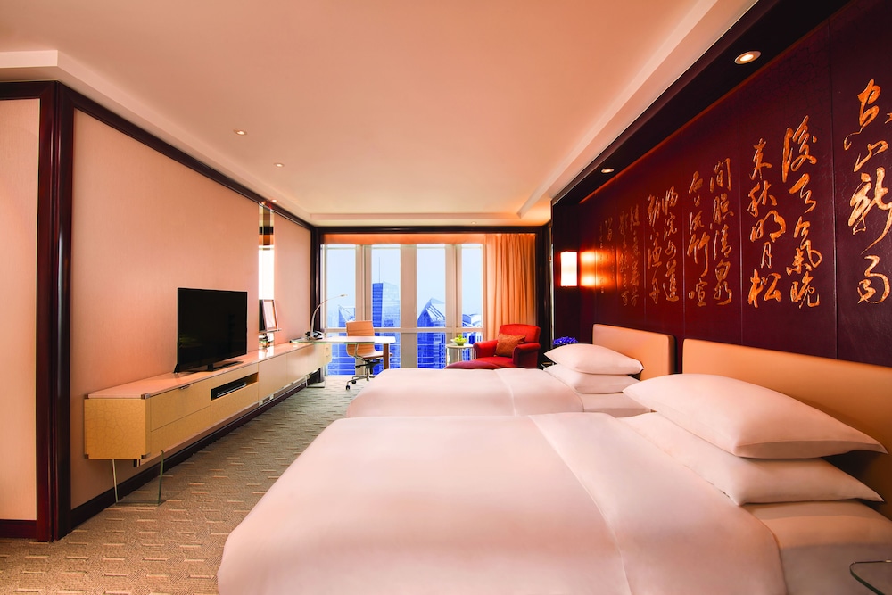 2 Twin Beds Club Access