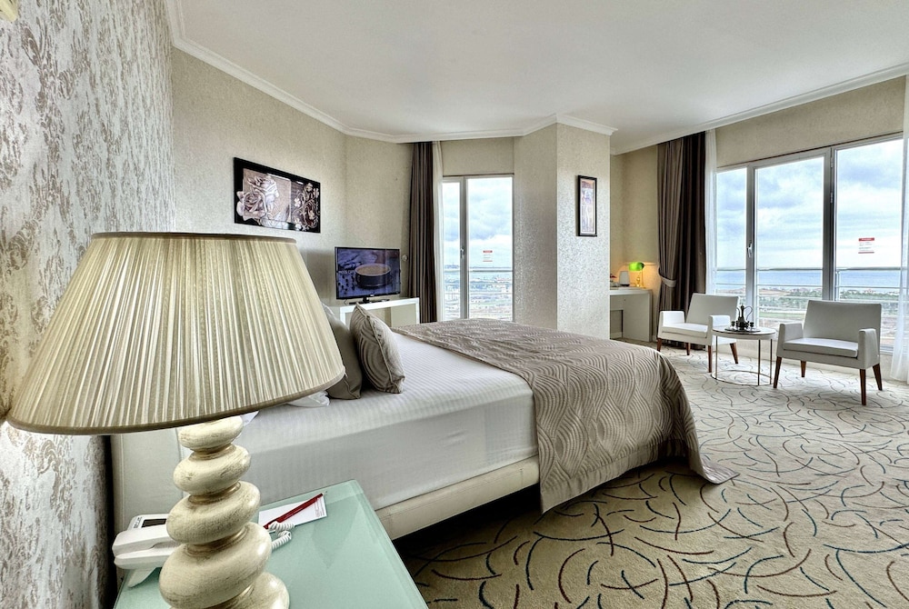 Deluxe, Suite, King Bed, Sea and City View