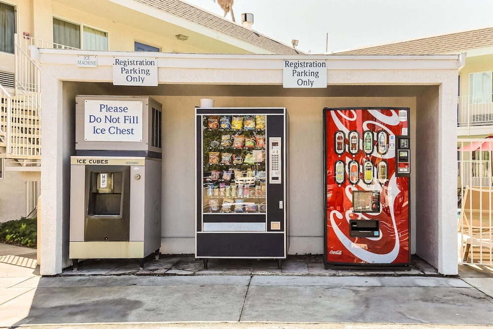 Motel6 Pleasanton, CA 8/63