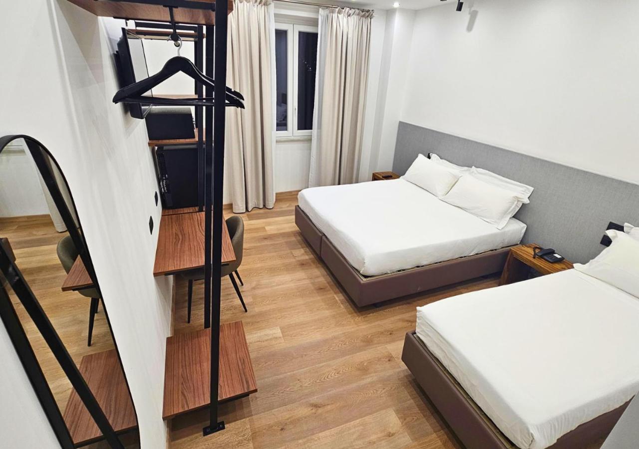 غرفة ثلاثية، HOTEL GALLES 2/5