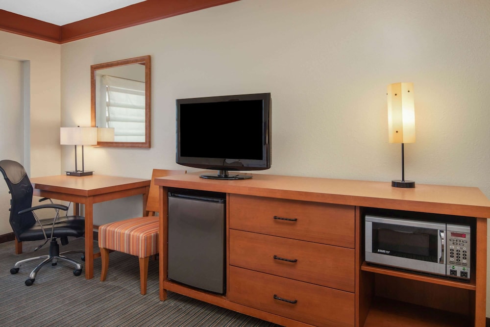 La Quinta Inn & Suites by Wyndham Atlanta Ballpark/Galleria 55/64