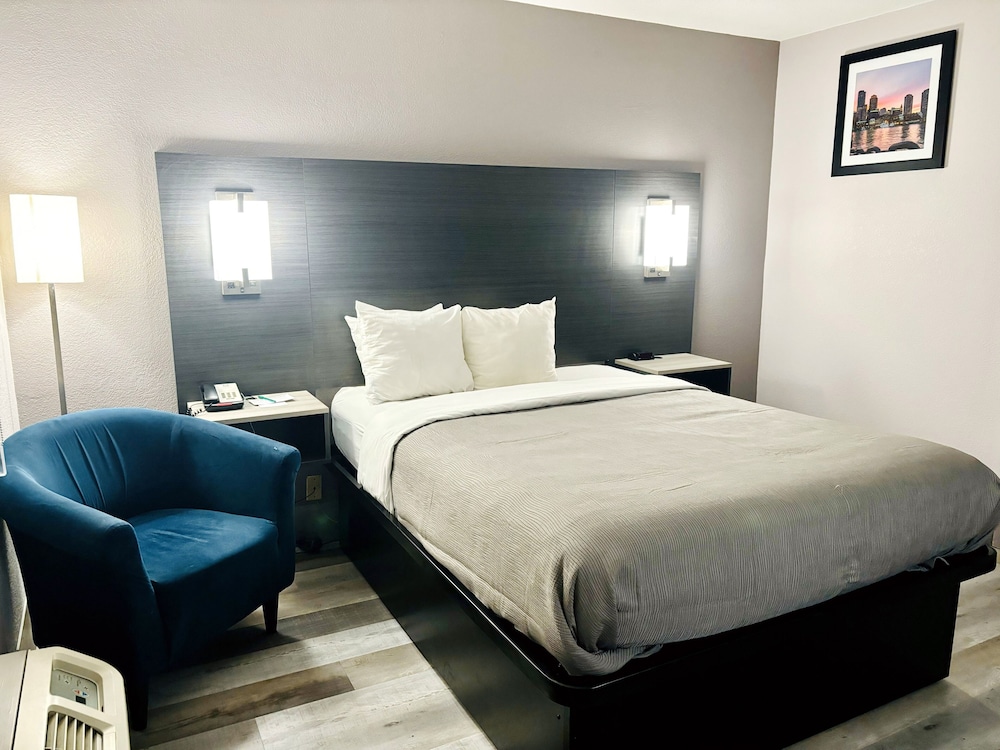 Room, Queen Bed, Accessible, Quality Inn Raynham - Taunton 2/9