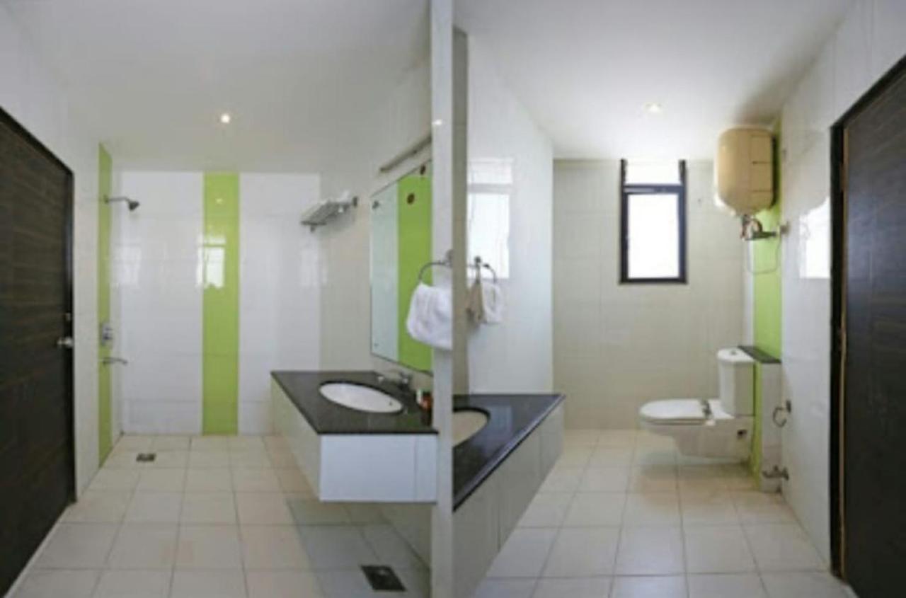 Oyo Rooms 766 Delhi Airport 28/29