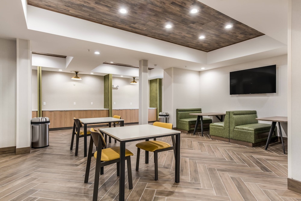 Fairfield Inn Suites Greensboro Coliseum Area 28/32