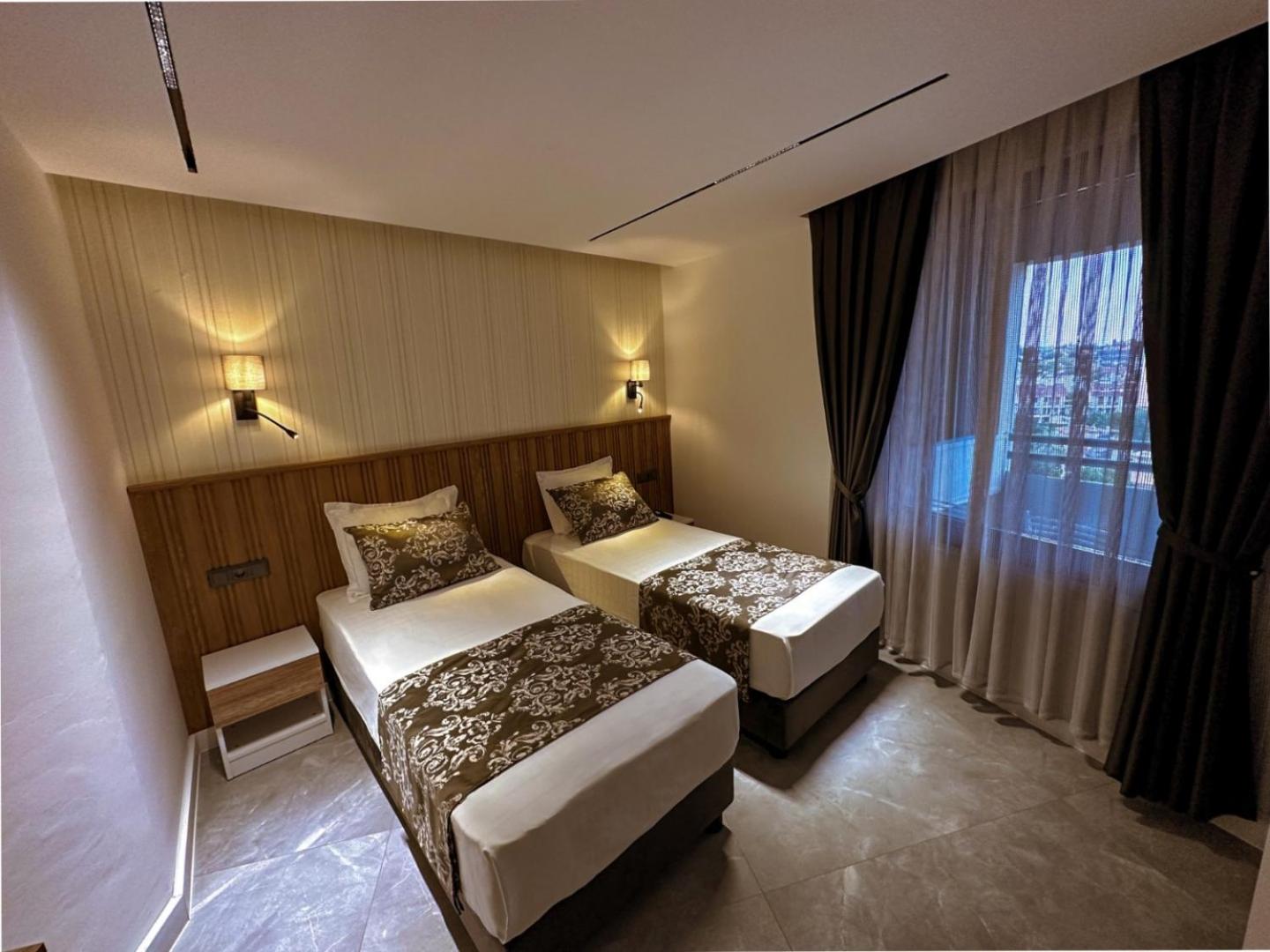 غرفة بسرير مزدوج بإطلالة على الحديقة