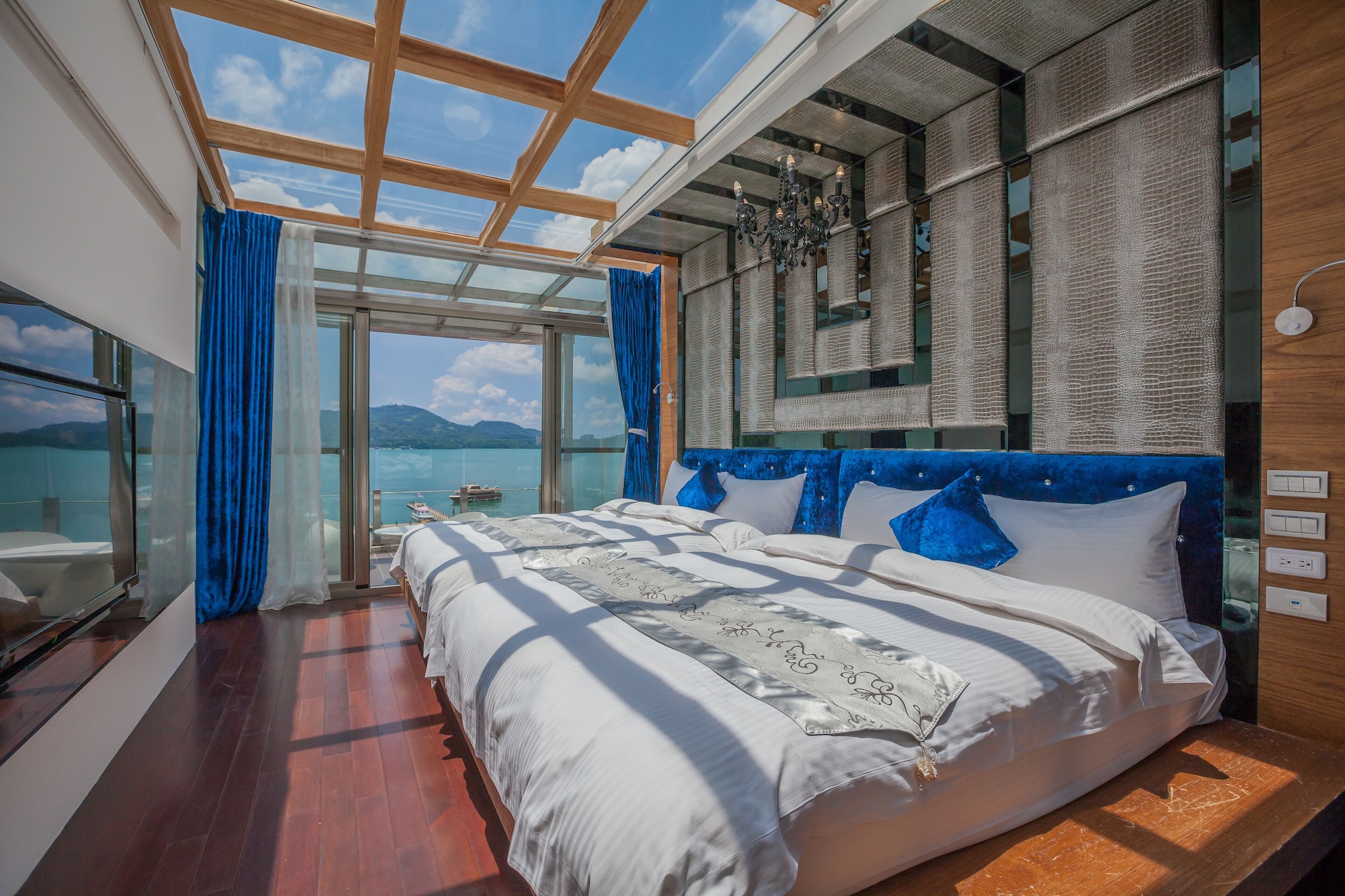 SIGNATURE, 2 DOUBLE BEDS, BALCONY