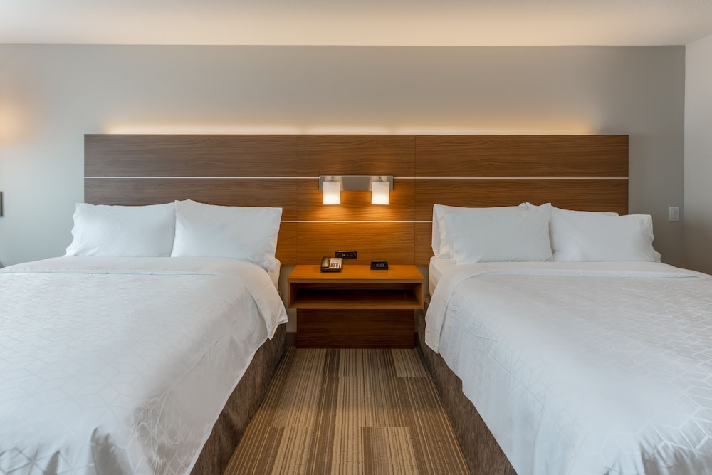 Holiday Inn Express Suites Rice Lake 15/72