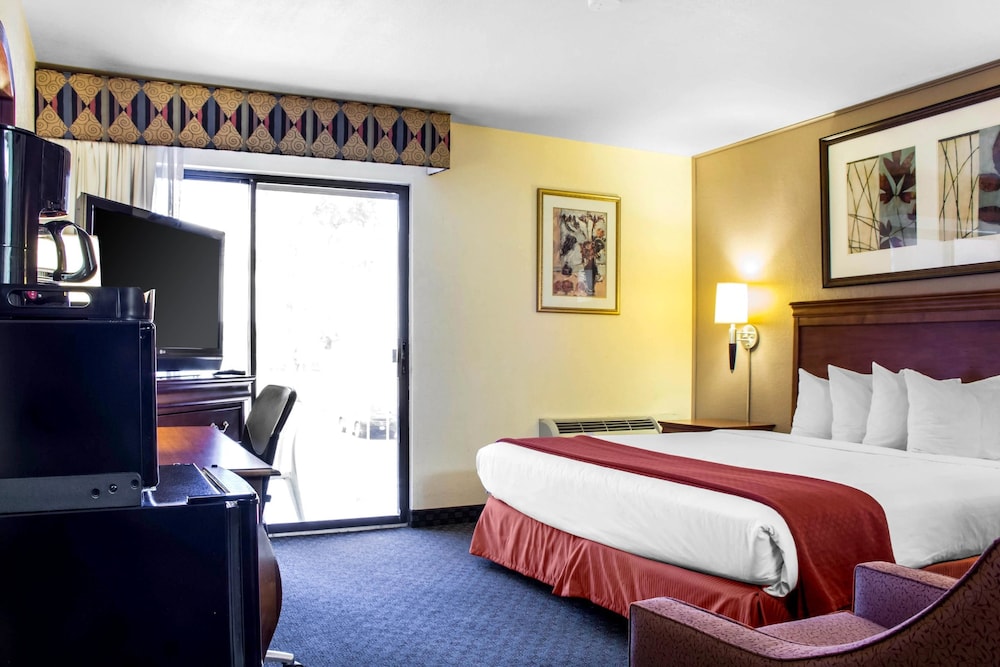 Quality Inn Wickenburg, AZ 16/38