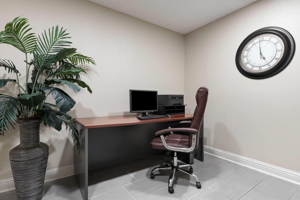 Super 8 by Wyndham New Orleans 36/43