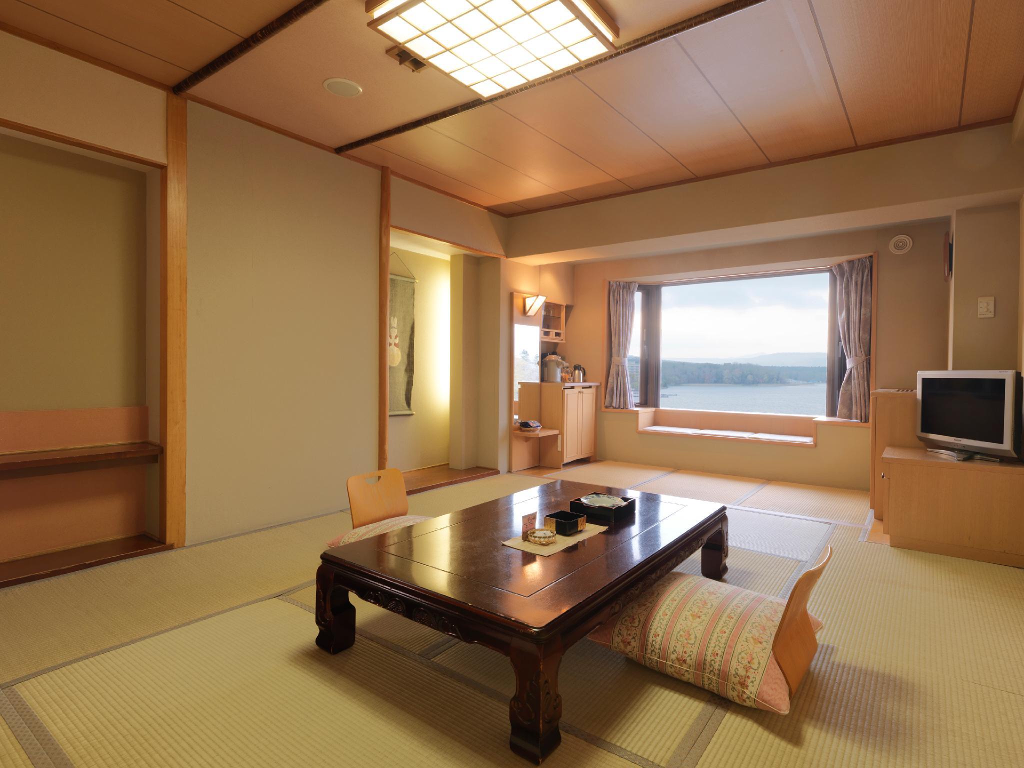 Japanese, 3 Futon Beds, Lake View