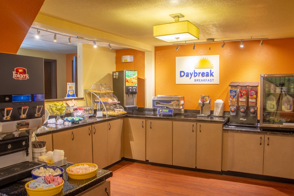 Days Inn & Suites by Wyndham Stevens Point 26/33