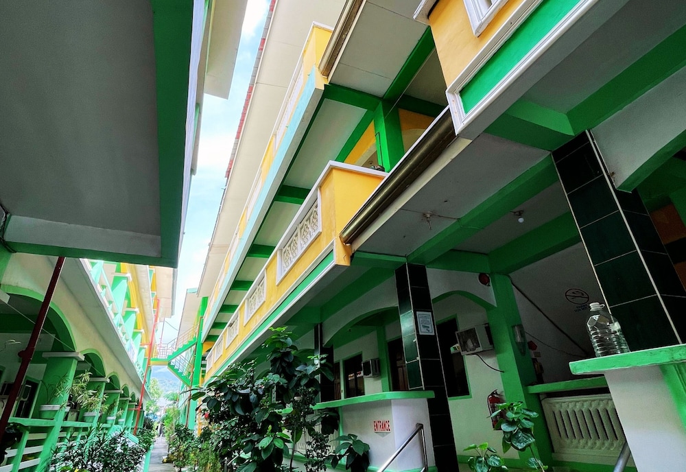 White Beach Hotel Bar And Restaurant 10/90