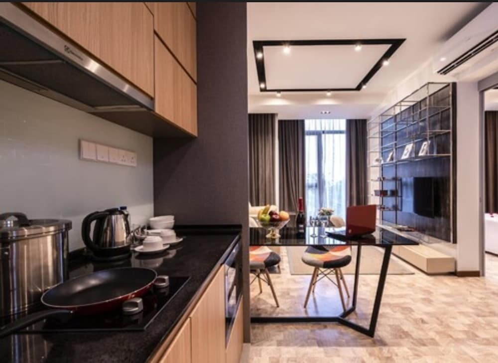 Expressionz Professional Suites by MyKey Global 40/50