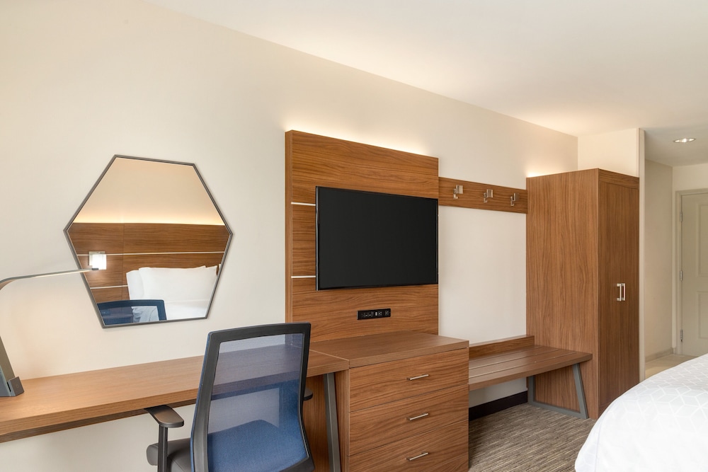 Holiday Inn Express Hotel Suites Searcy 44/50