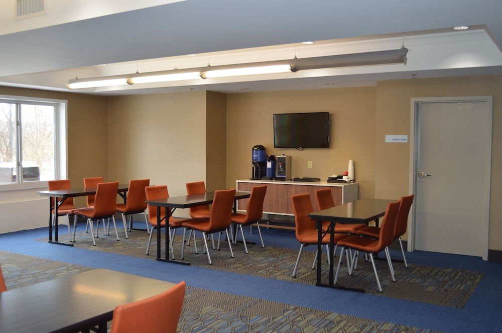 Holiday Inn Express Hotel and Suites Binghamton University-Vestal 46/52