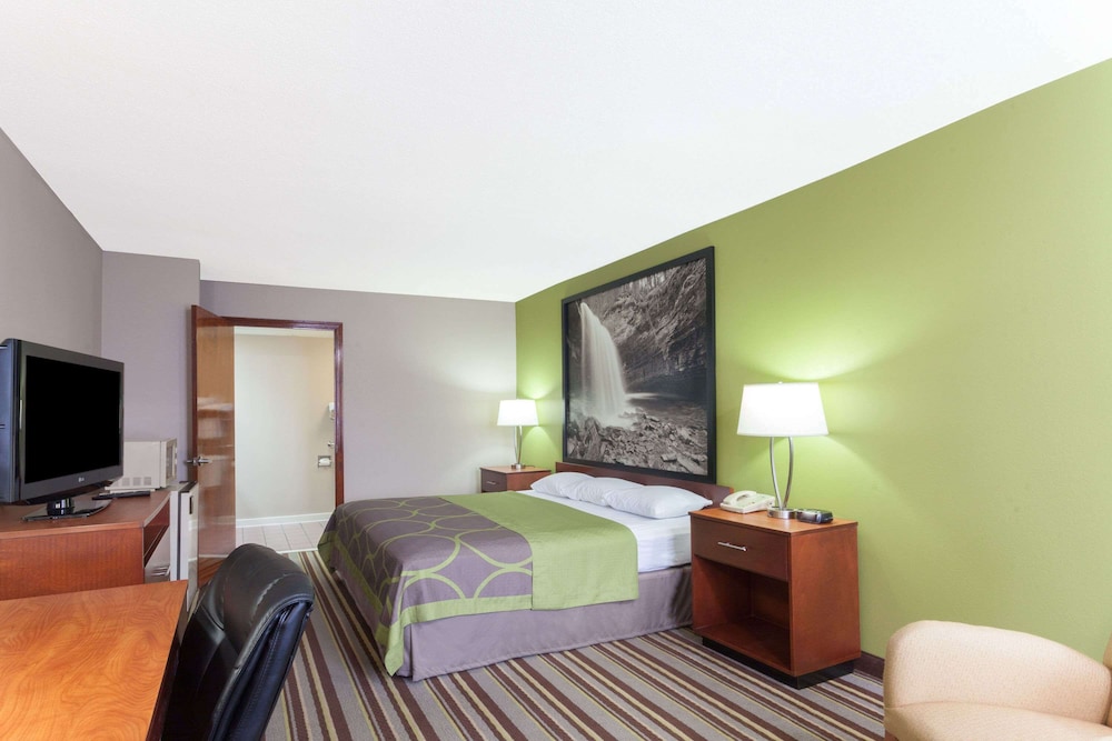 Super 8 By Wyndham Clarksville Northeast 6/21