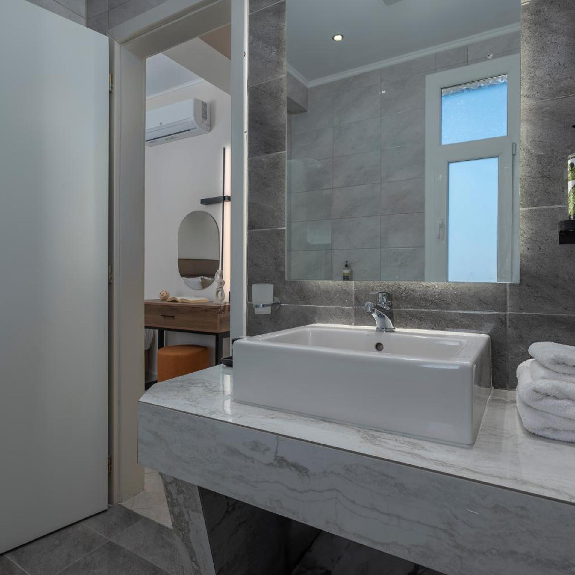 غرفة قياسية ثلاثية، Alia Palace - Adults Only 6/9