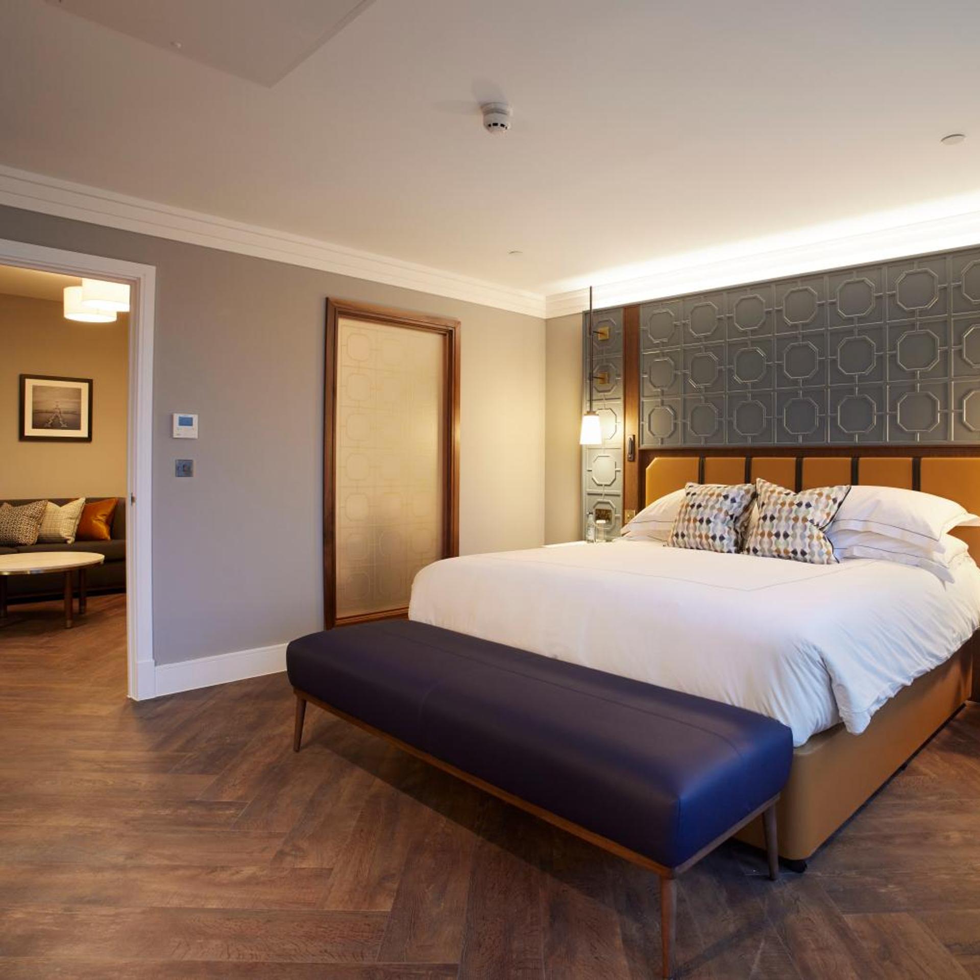 جناح سوبيريور، The Parkgate Hotel 2/6