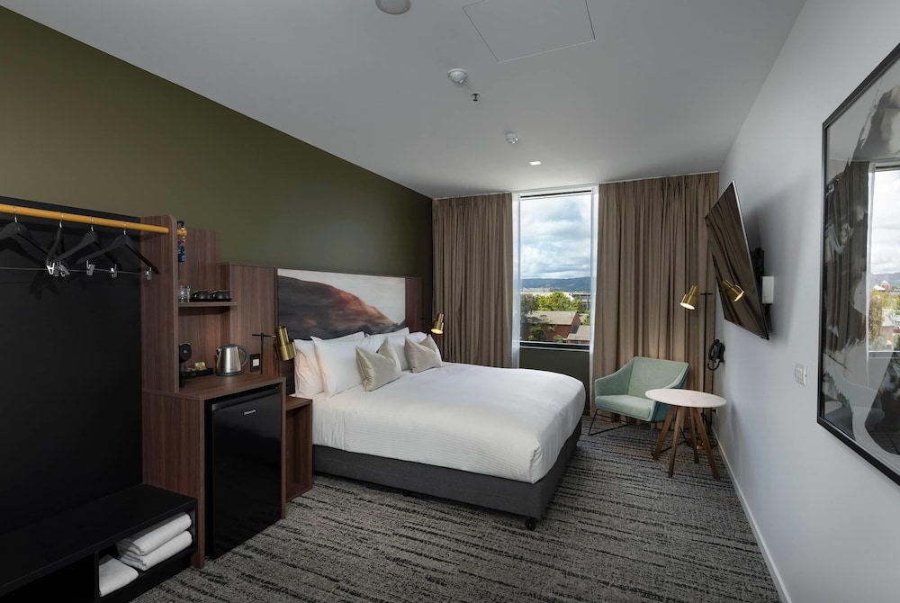 DELUXE, KING BED, CORNER, ACCESSIBLE